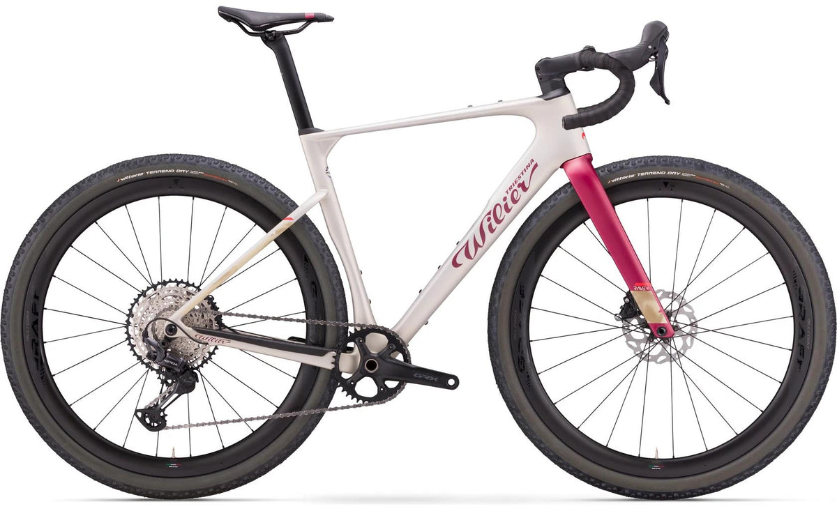 wilier solitario carbon mountainbike Rave SLR ID2 | Shimano GRX DI2 Material:CP Company Ledersattel Blau Filante SLR ID2 Intelligence on your handlebar:
