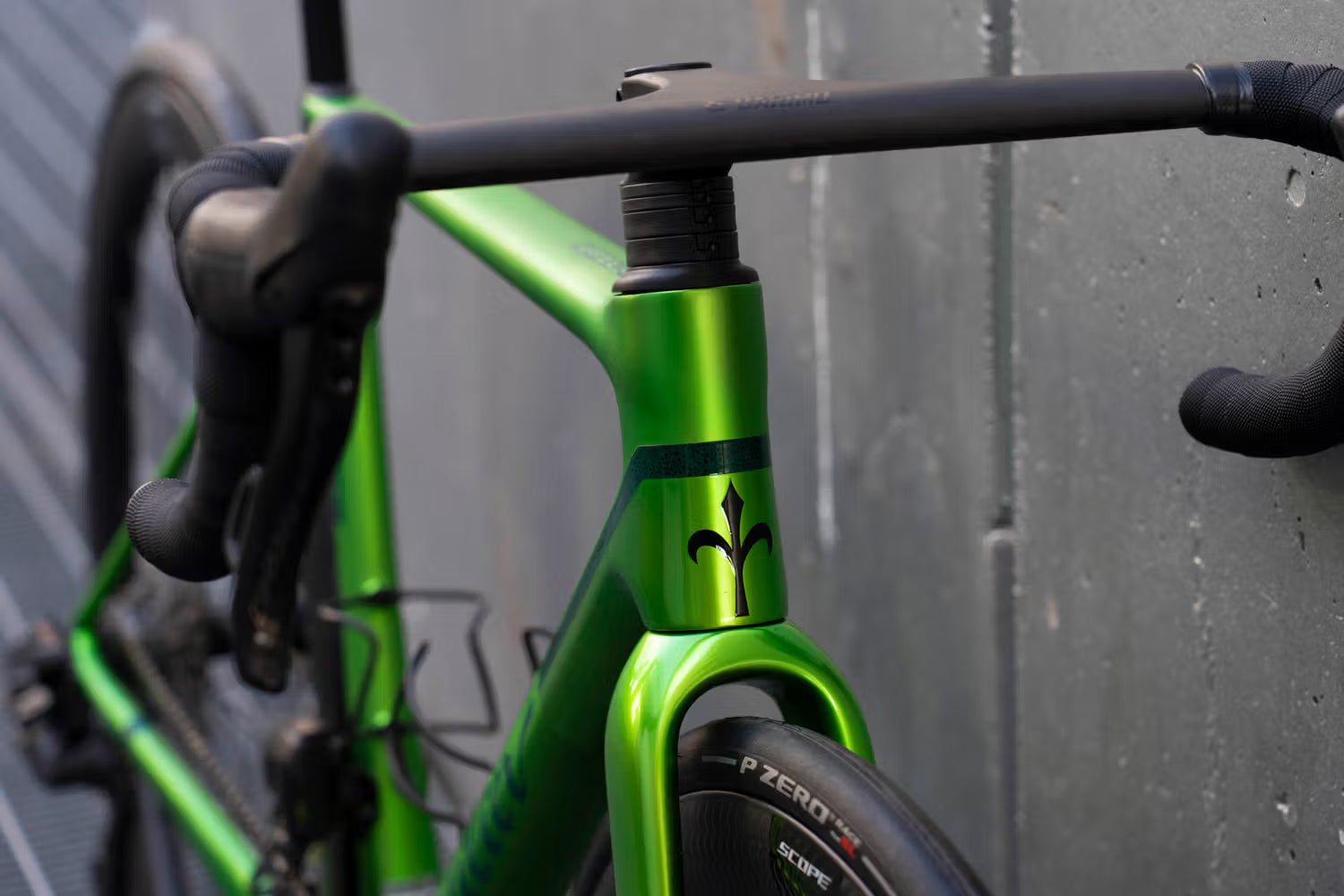 Front-end view of the integrated carbon cockpit and Campagnolo Super Record Wireless shifter levers on the Wilier Verticale SLR Hulk Green complete bicycle by Cicli Corsa.