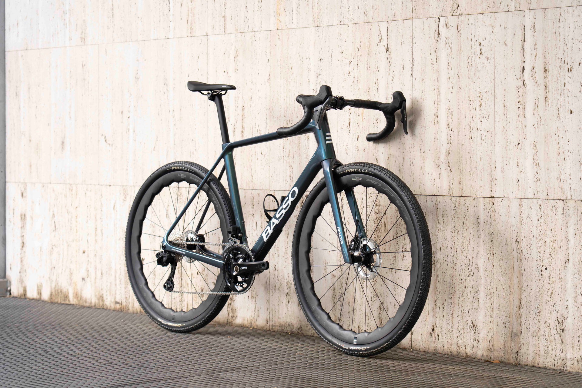 Basso Palta III Size L Galaxy Dream Shimano GRX Fulcrum Sharq Gravel Bike front oblique view