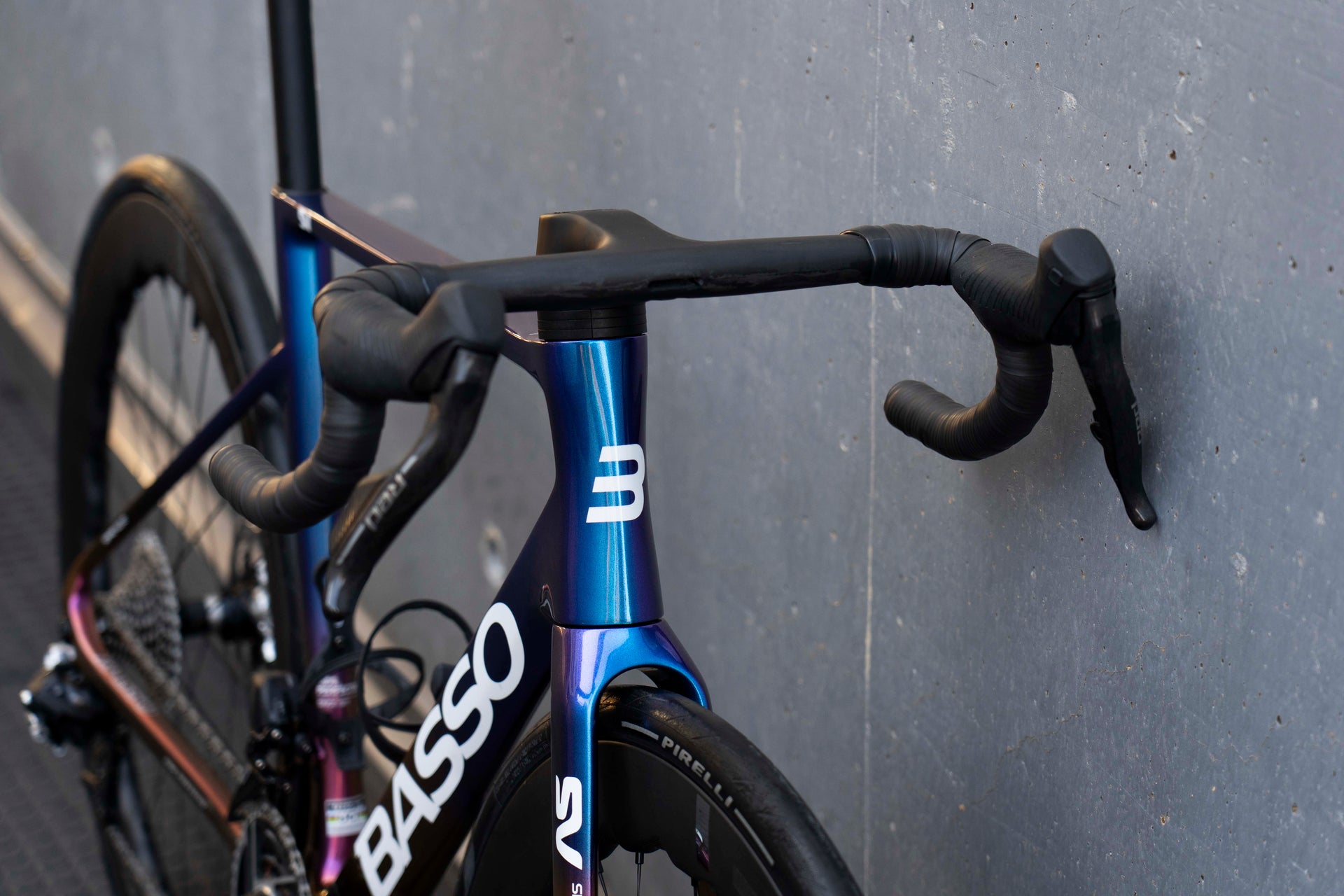 Front-end view of the integrated Levita carbon cockpit and SRAM Red AXS wireless levers on the Basso Diamante SV Viola Galaxy complete bicycle by Cicli Corsa.