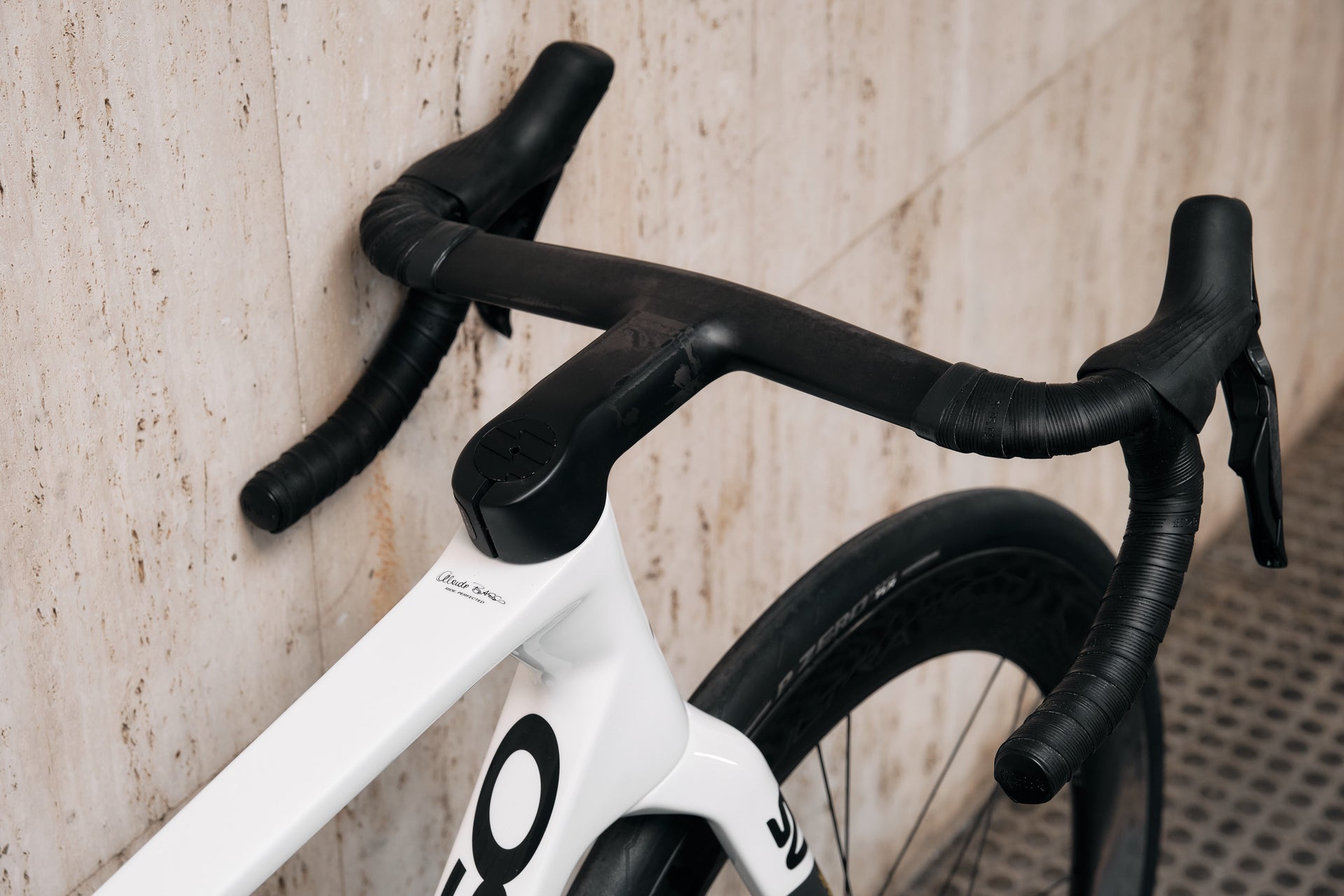 Integrated aero handlebar on the Basso Diamante SV complete bicycle by Cicli Corsa.