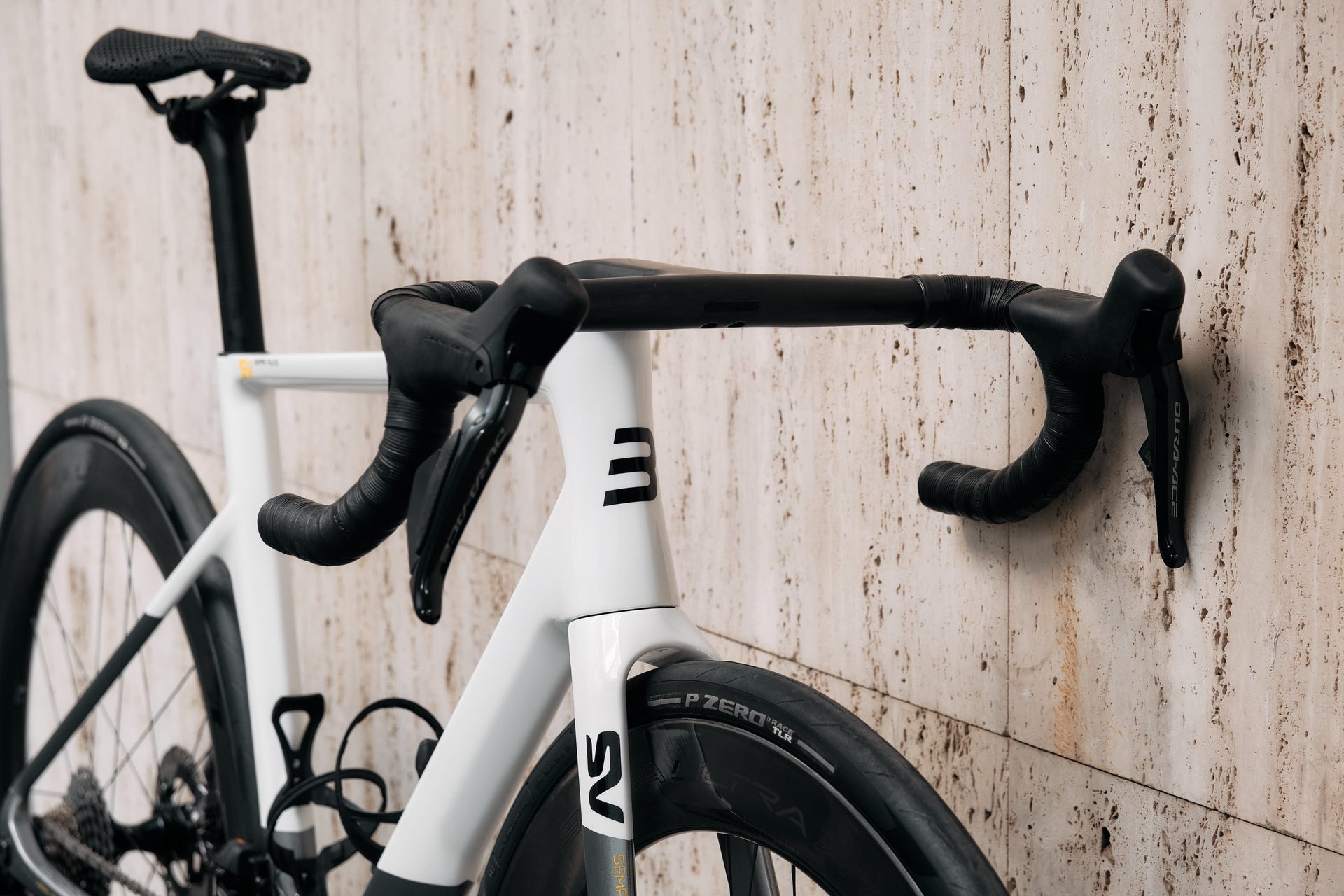 Down tube branding and custom Elan paint finish on the Basso Diamante SV complete bicycle by Cicli Corsa.