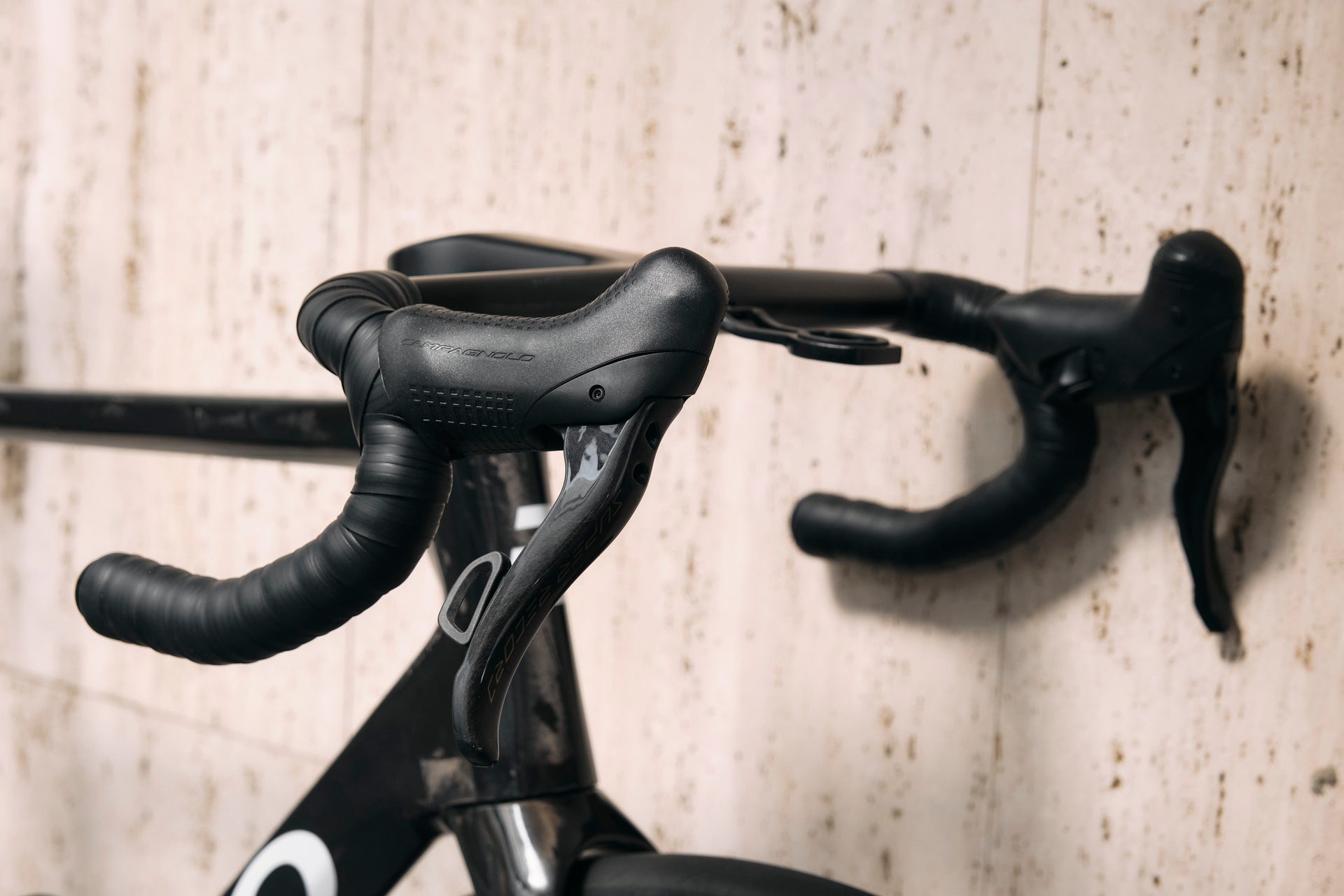 Integrated carbon TT handlebar extensions on the Wilier Supersonica complete bicycle by Cicli Corsa.