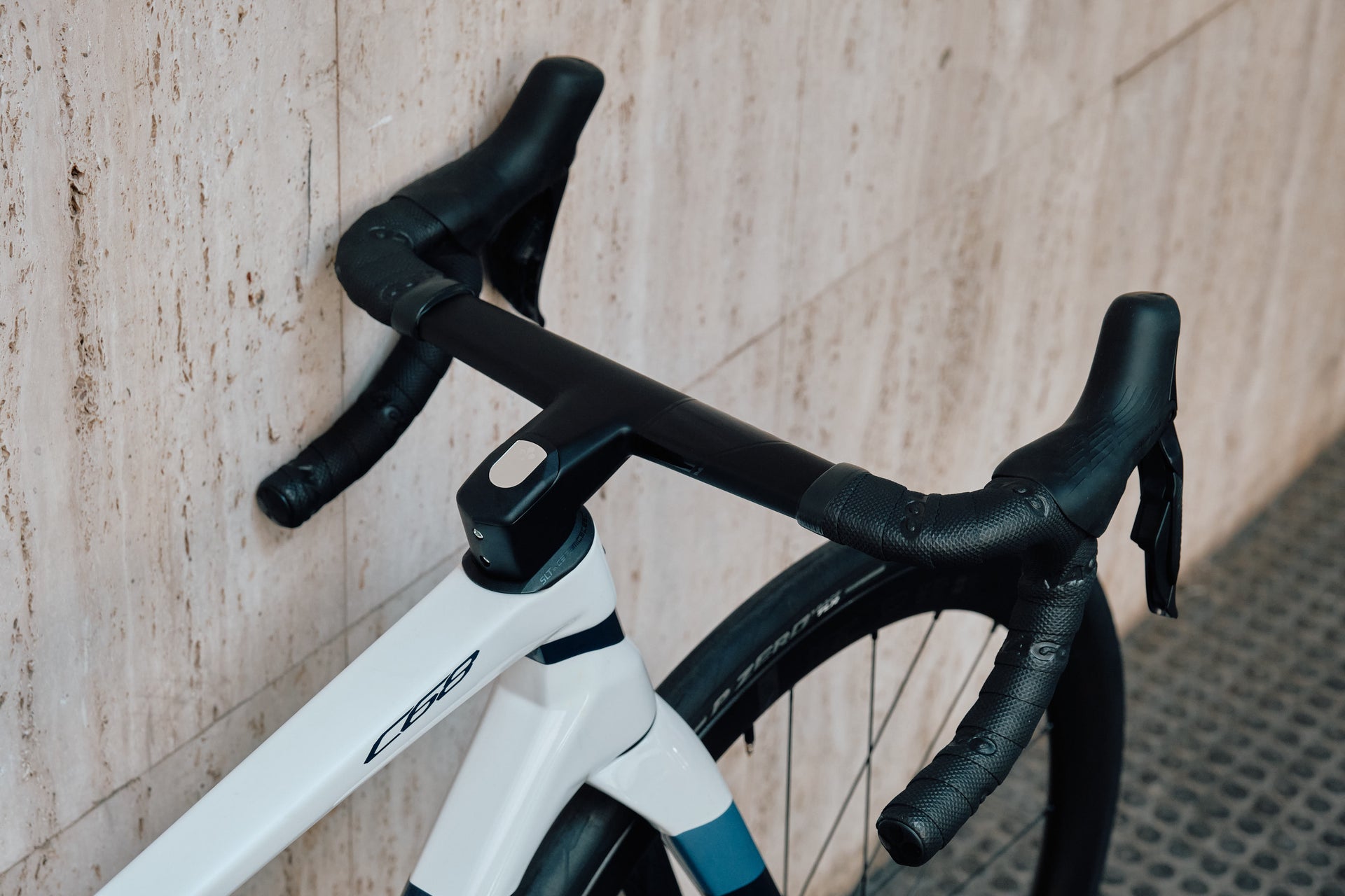 Close-up of the integrated Colnago CC.01 carbon handlebar and clean cockpit setup on the Colnago C68 HRBB complete bicycle by Cicli Corsa.