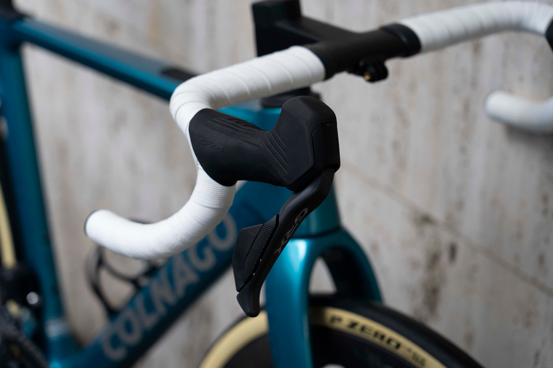 Integrated carbon handlebar on the Colnago G4-X gravel complete bicycle by Cicli Corsa.