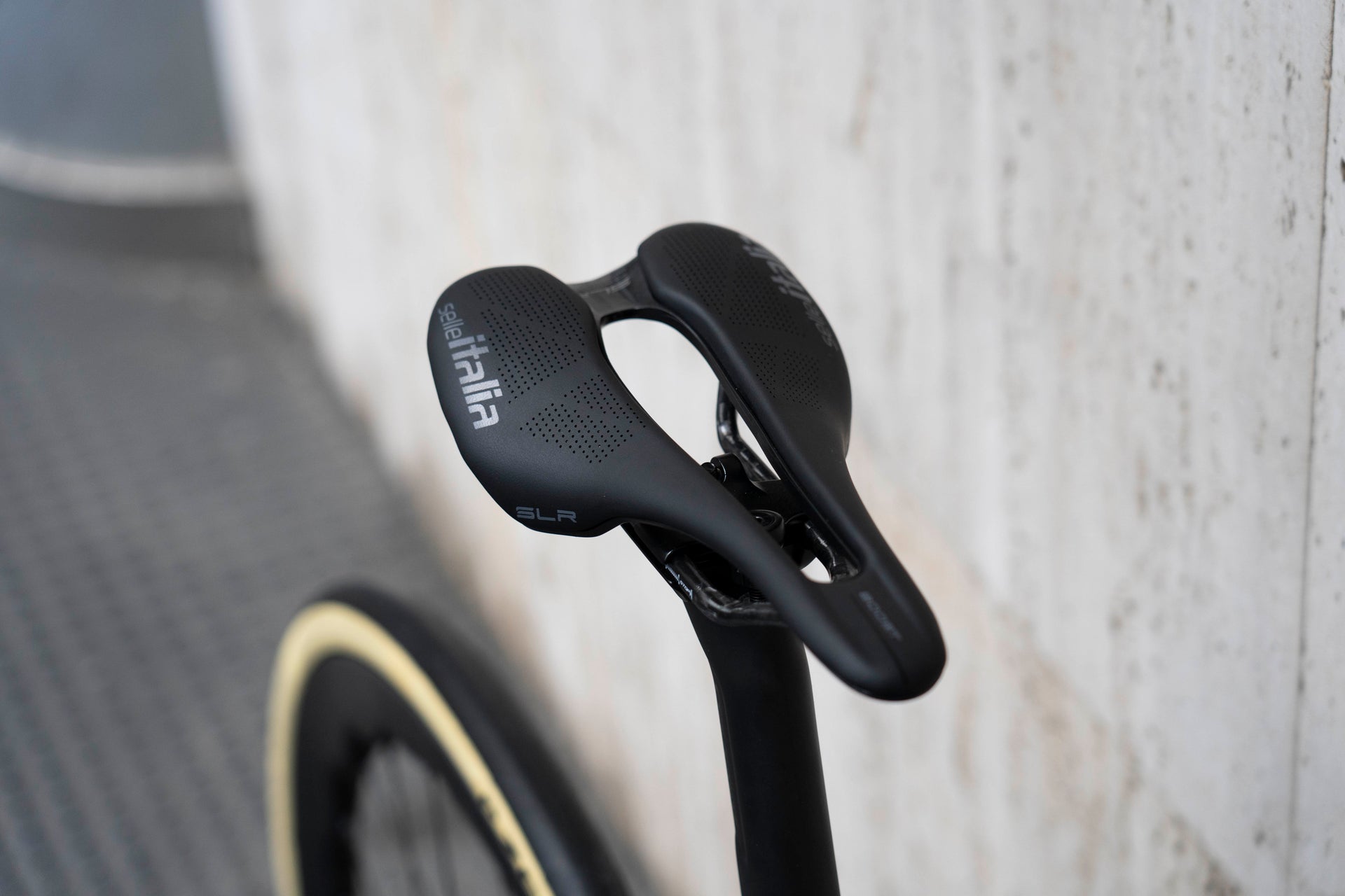 Saddle and carbon seatpost on the Colnago G4-X gravel complete bicycle by Cicli Corsa.