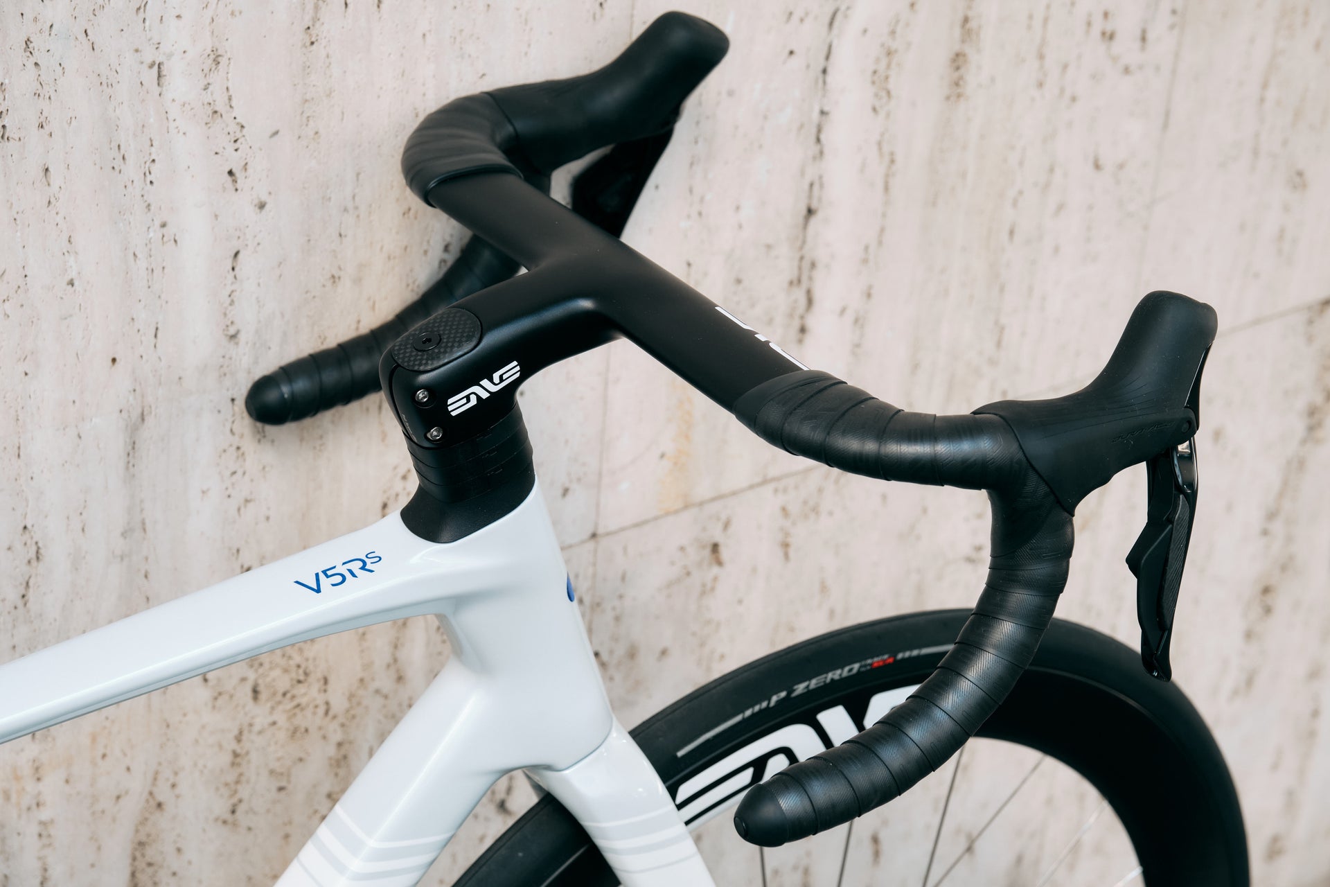 Close-up of the integrated Enve SES Aero Pro One-Piece Cockpit carbon handlebar on the Colnago V5Rs VRWB complete bicycle by Cicli Corsa.