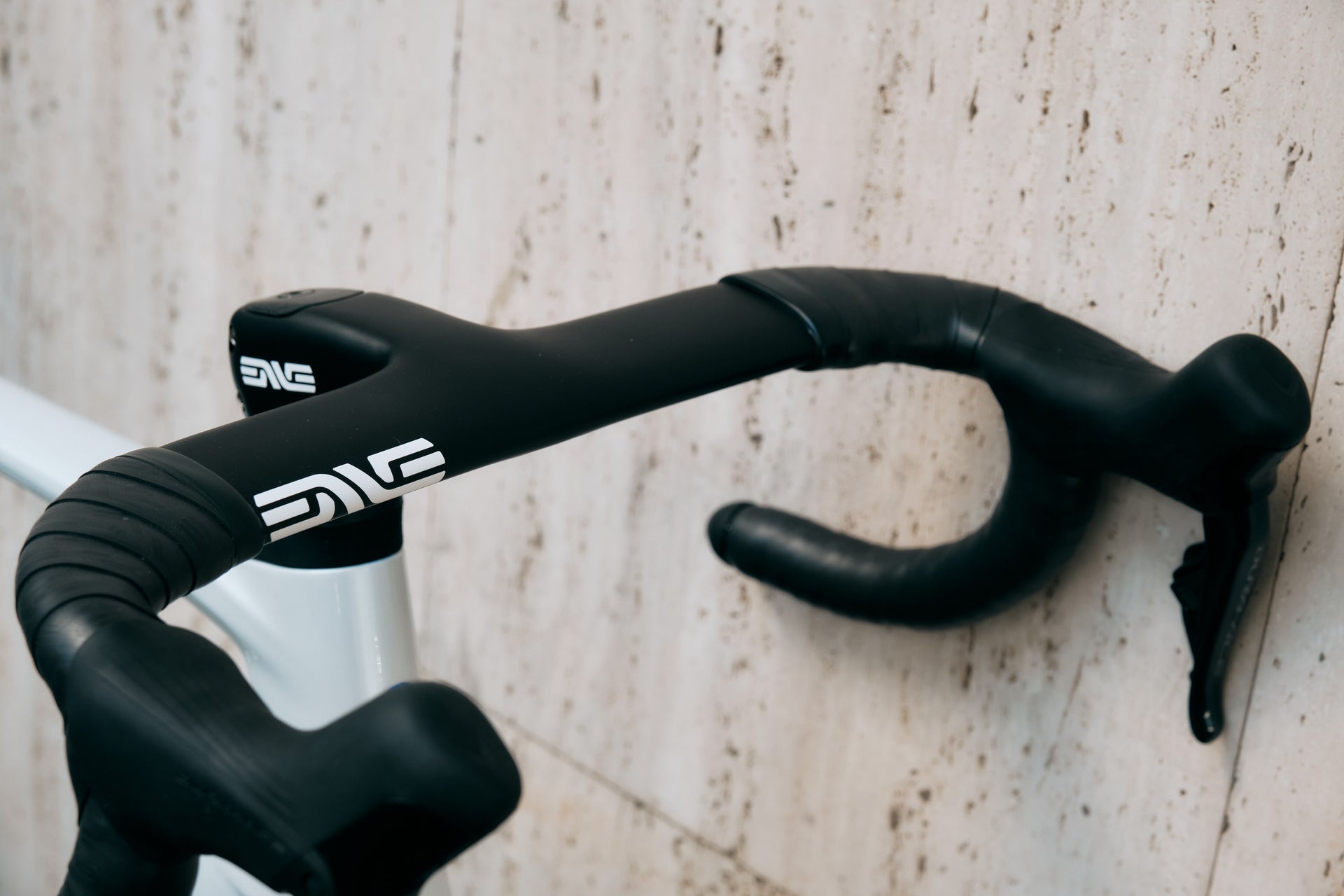 Ergonomic electronic shifter levers mounted on the Enve SES Aero Pro integrated cockpit of the Colnago V5Rs complete bicycle by Cicli Corsa.