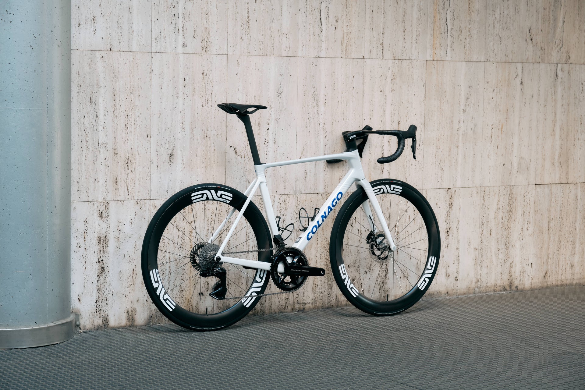 Rear view of the Colnago V5Rs custom aero road complete bicycle in size 510 highlighting the deep-section Enve carbon wheels, tailor-made by Cicli Corsa.