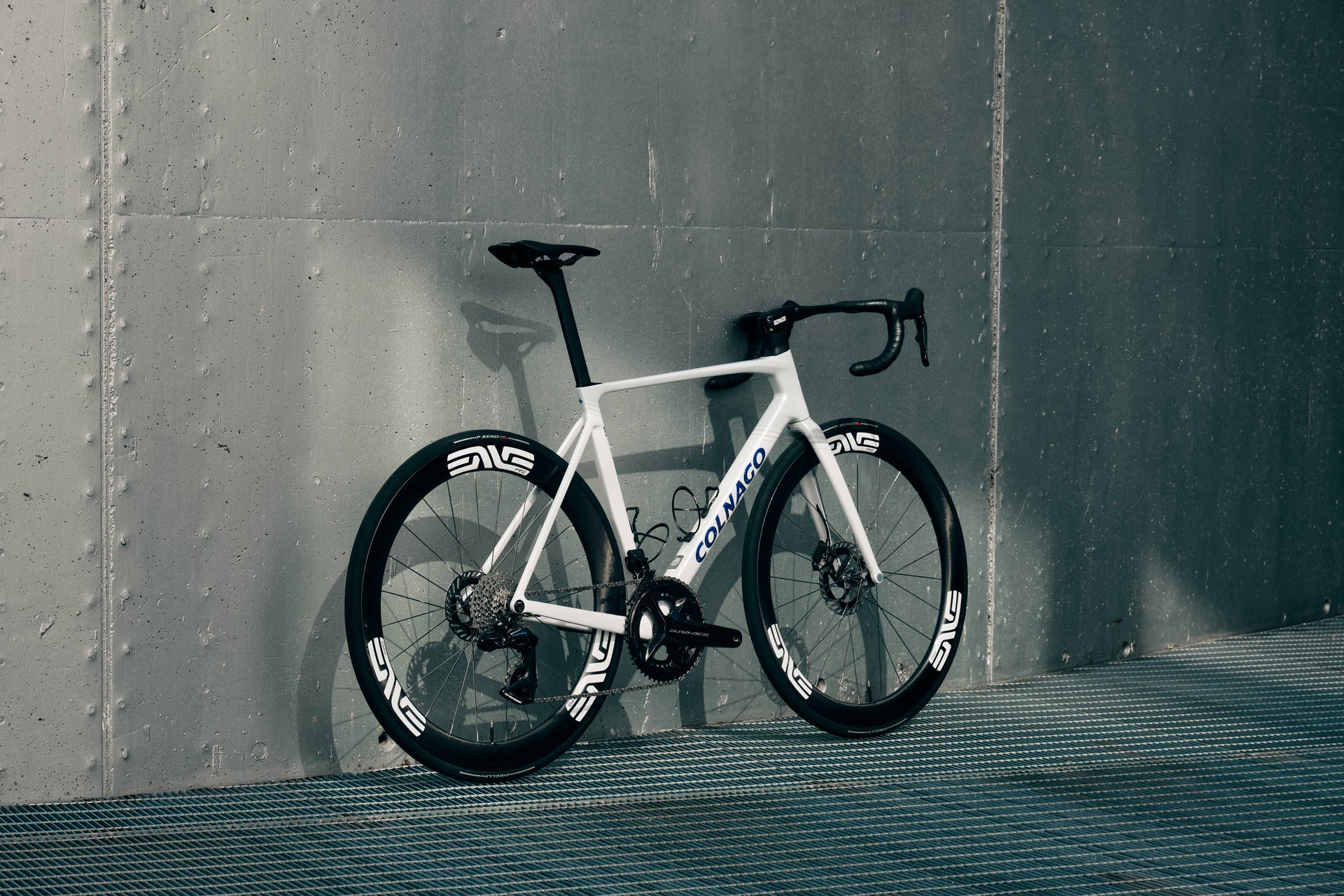 Rear view of the Colnago V5Rs custom aero road complete bicycle in size 510 highlighting the deep-section Enve carbon wheels, tailor-made by Cicli Corsa.