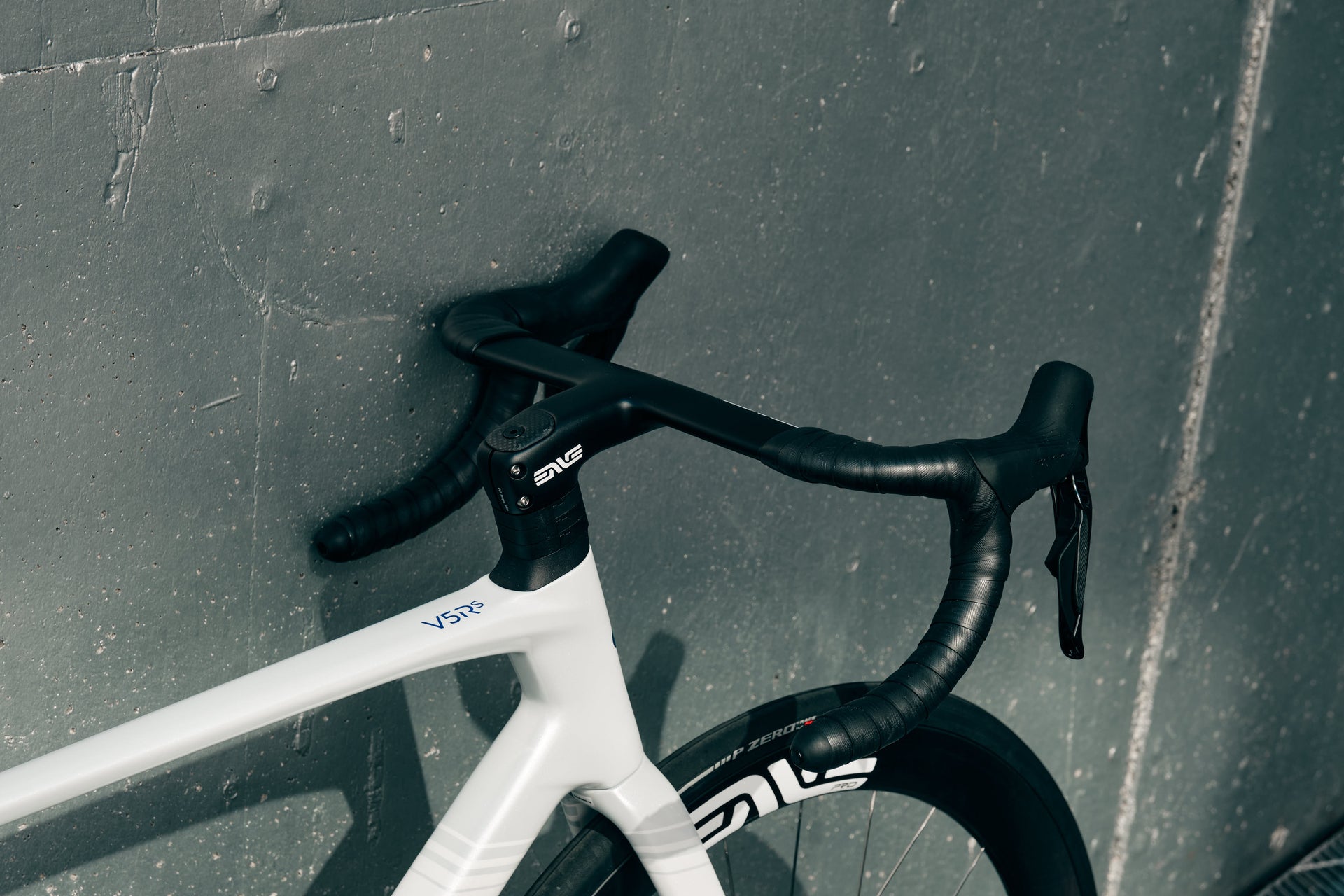 Close-up of the integrated Enve SES Aero Pro One-Piece Cockpit carbon handlebar on the Colnago V5Rs VRWB complete bicycle by Cicli Corsa.