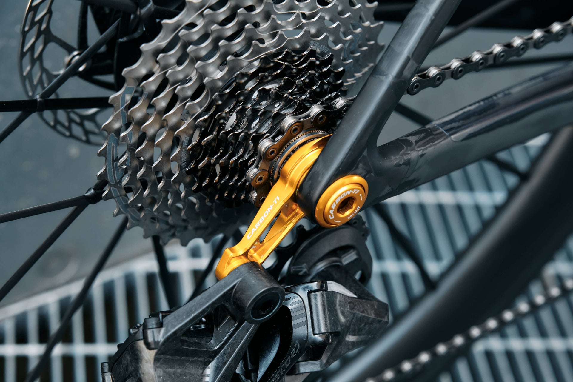Colnago V5Rs | Size 485 | Raw Carbon Custom Paint Chain rings