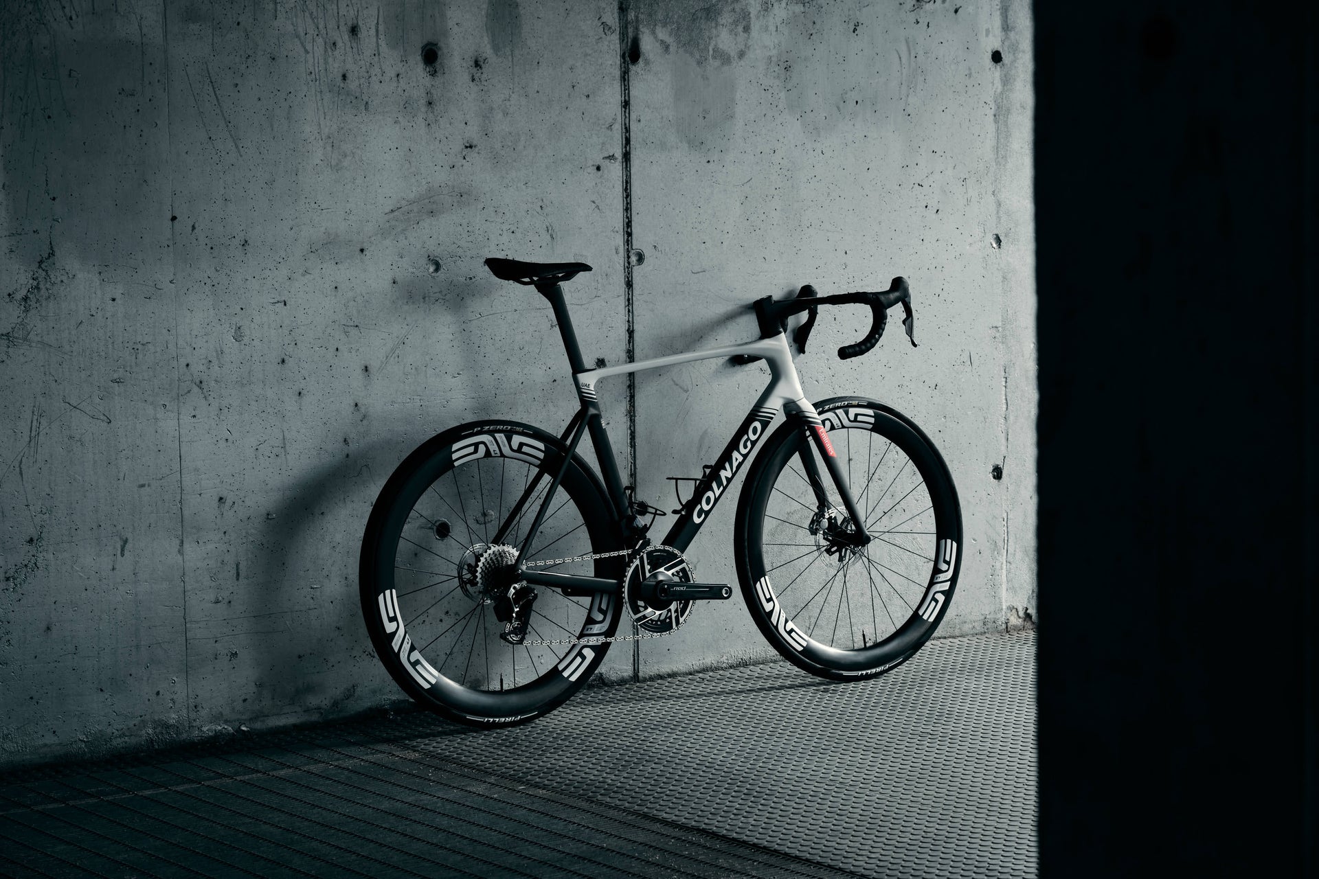 Cicli Corsa Colnago V5Rs SDM5 530 Sram Red AXS Enve SES 4.5 White Fizik Vento Argo 00 Adaptive Elite T Race Carbon SB Complete Bicycle