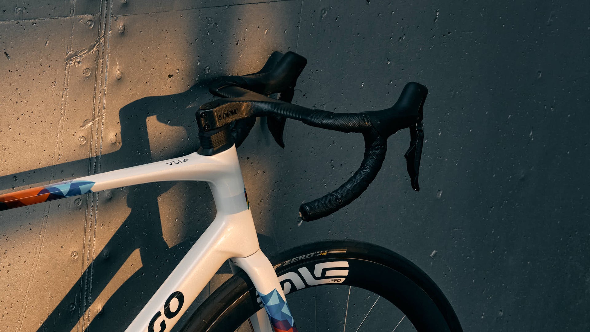 Cicli Corsa Colnago V5Rs UAE Emirates VRWC Shimano Dura-Ace ENVE Pro Alpitude Gardena Superleggero Nexum Drag Carbon-Ti Complete Bicycle