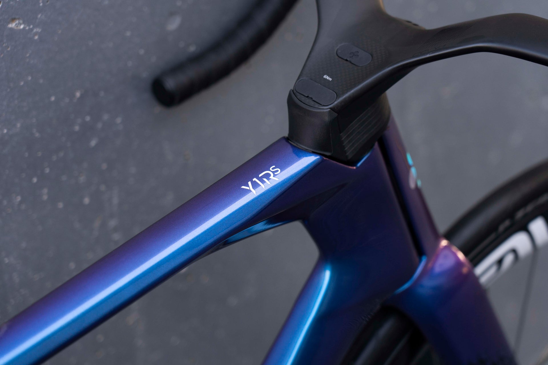 Integrated ENVE carbon handlebar on the Colnago Y1Rs complete bicycle by Cicli Corsa.