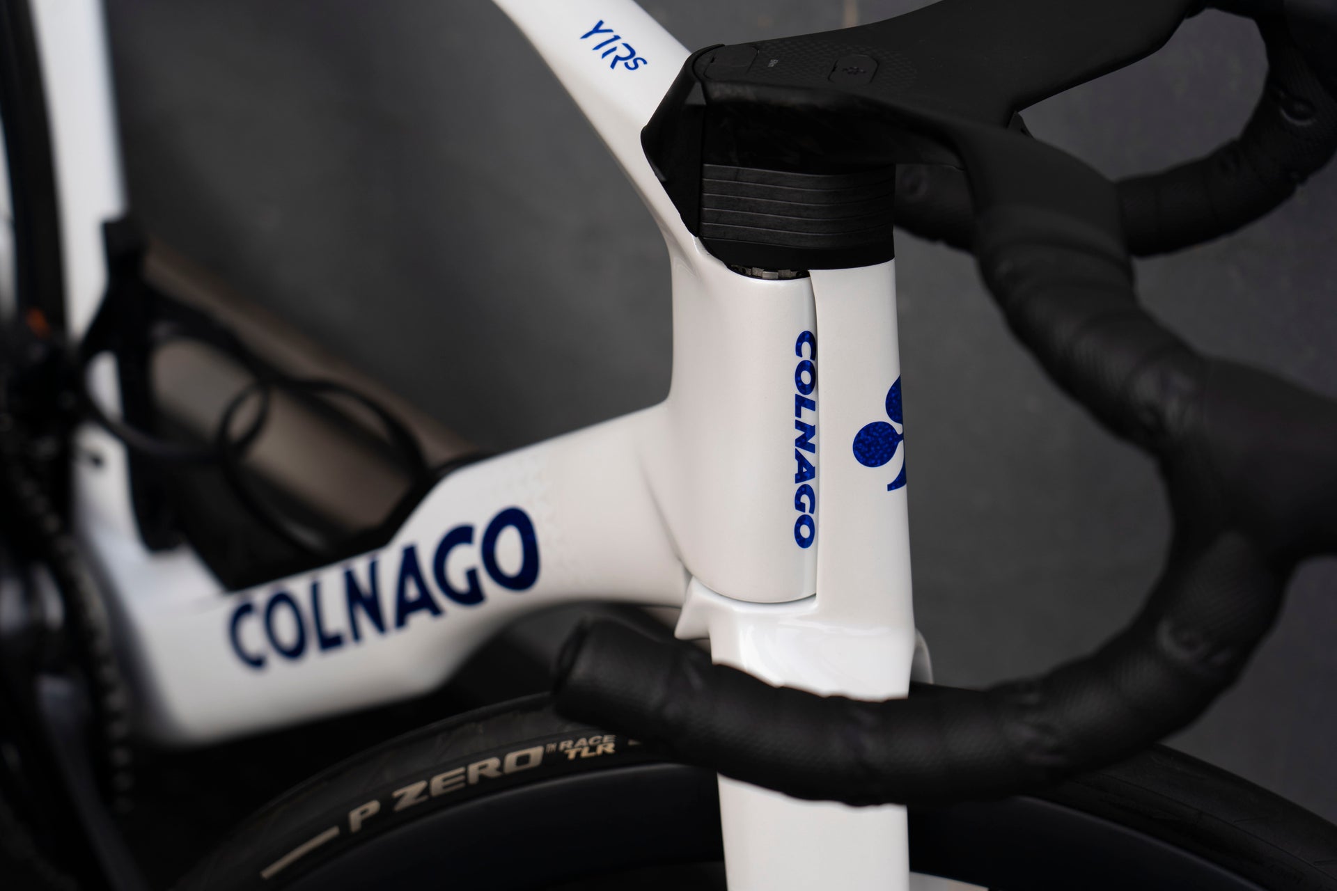 Front-end view of the integrated carbon handlebar and Shimano Ultegra levers on the Colnago Y1Rs complete bicycle by Cicli Corsa.