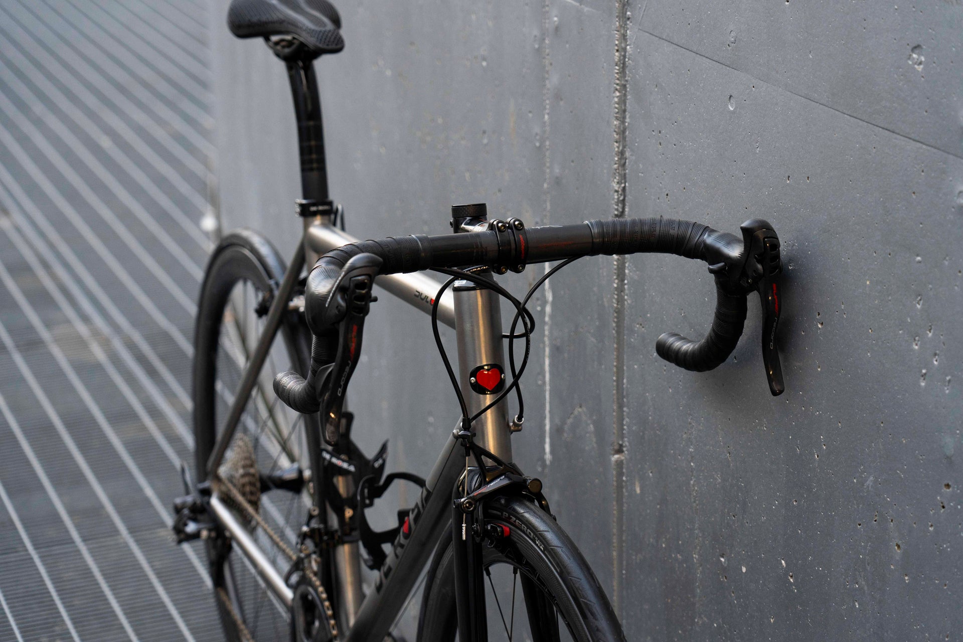 Front-end view of the custom cockpit and Campagnolo Super Record shifter levers on the handmade De Rosa Solo Titanio premium titanium complete bicycle by Cicli Corsa.
