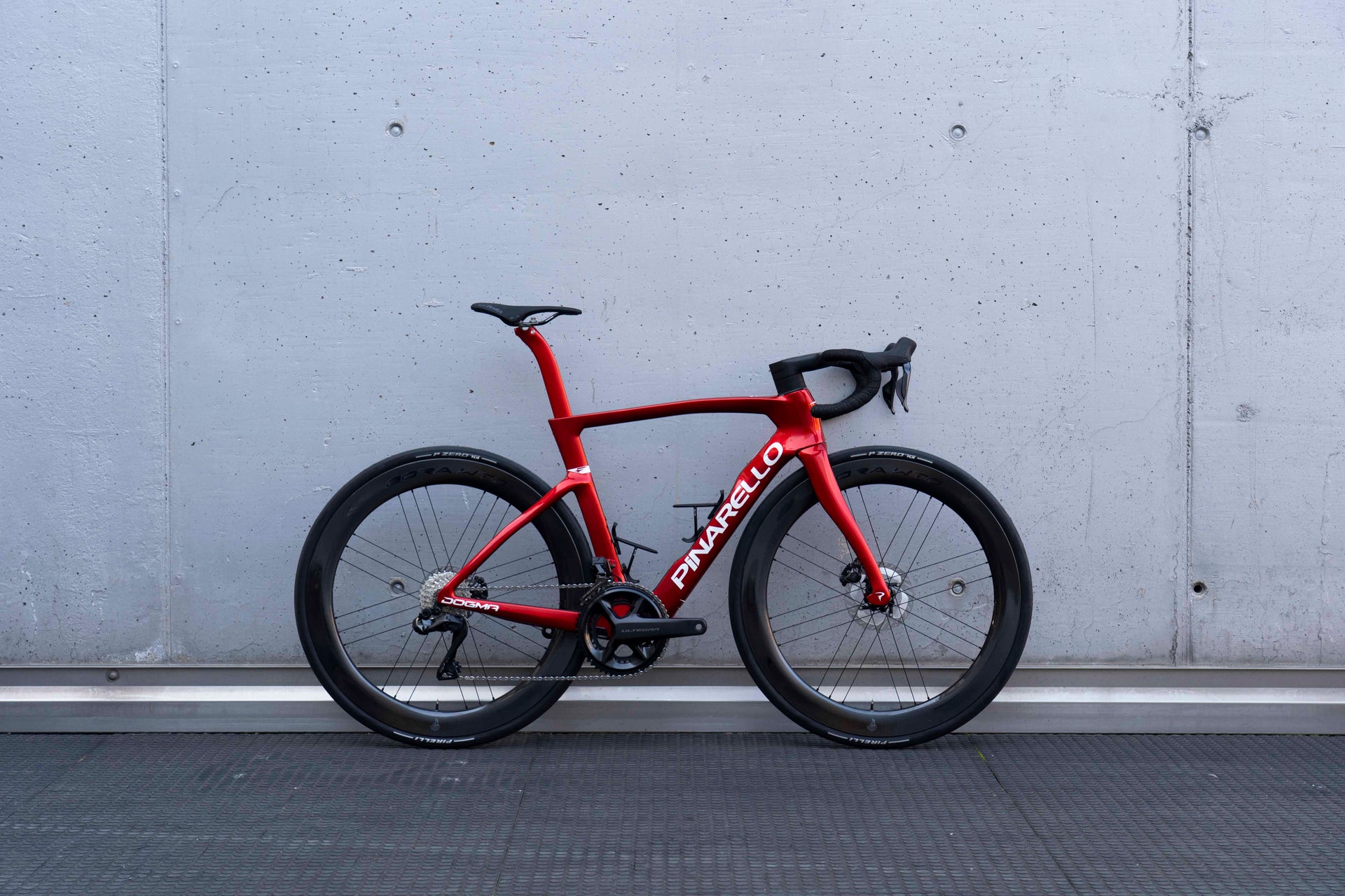 Drive side view of the Pinarello Dogma F Starry Red 530 complete bicycle with Shimano Ultegra Di2 and Campagnolo Bora WTO 60 wheels, custom built by Cicli Corsa.