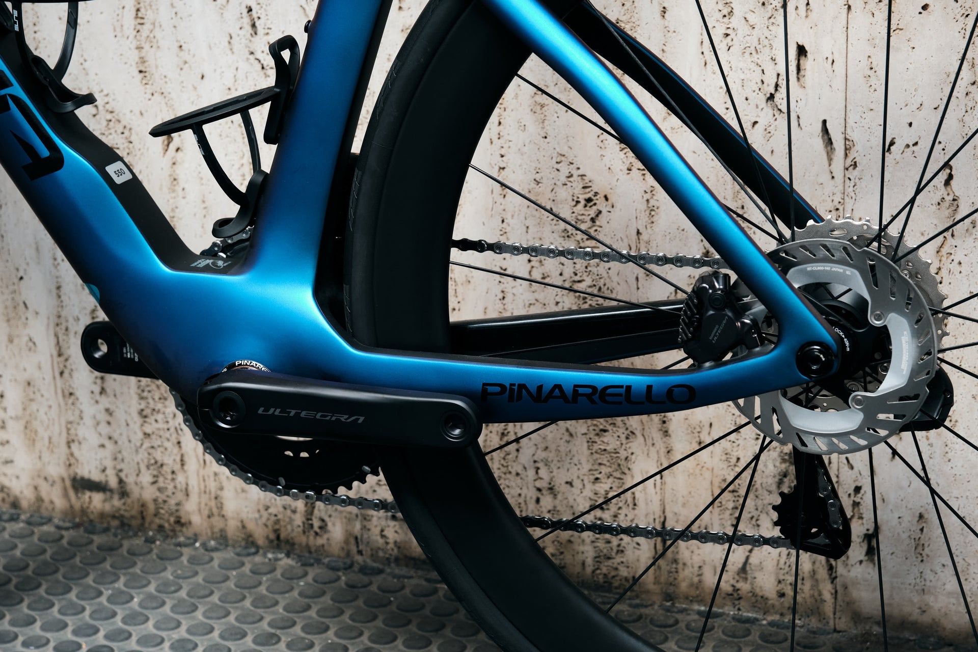Asymmetric rear carbon triangle and aerodynamic chainstay junction on the high-performance Pinarello Dogma F complete bicycle by Cicli Corsa.