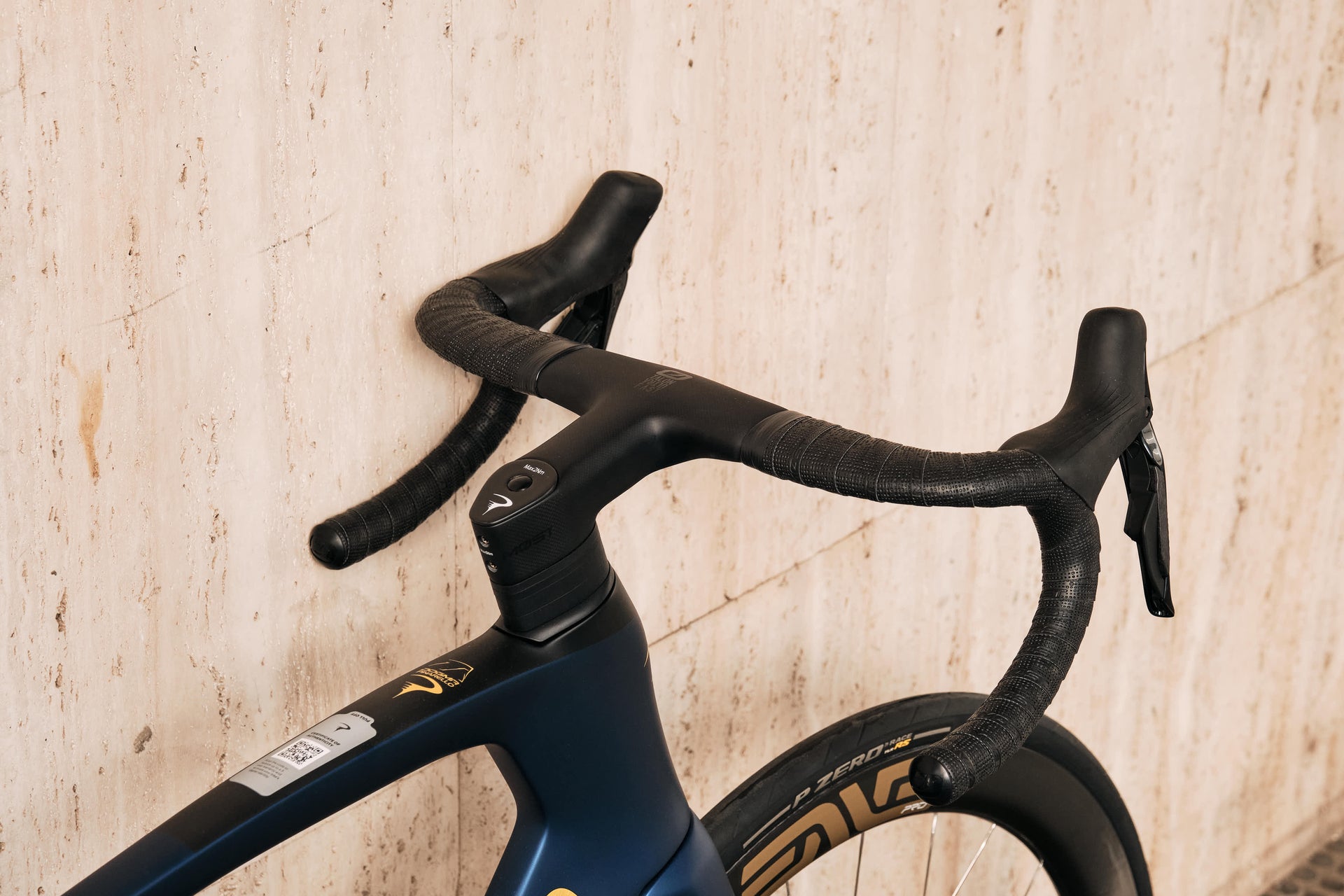 Pinarello Dogma F | Size 575 | Team Q36.5 | Road Bike | Complete bike handlebar