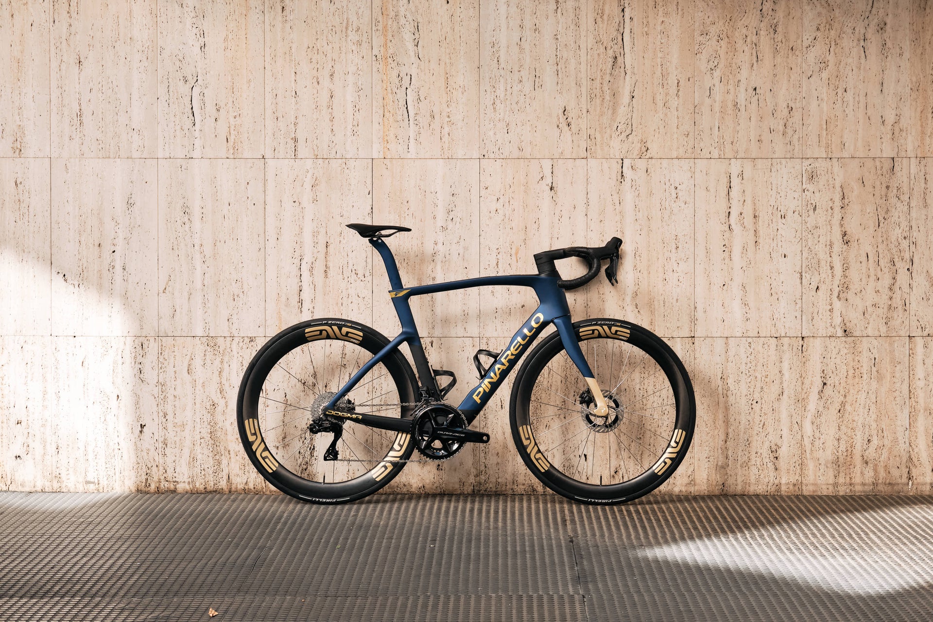 Pinarello Dogma F | Size 575 | Team Q36.5 | Road Bike | Complete bike