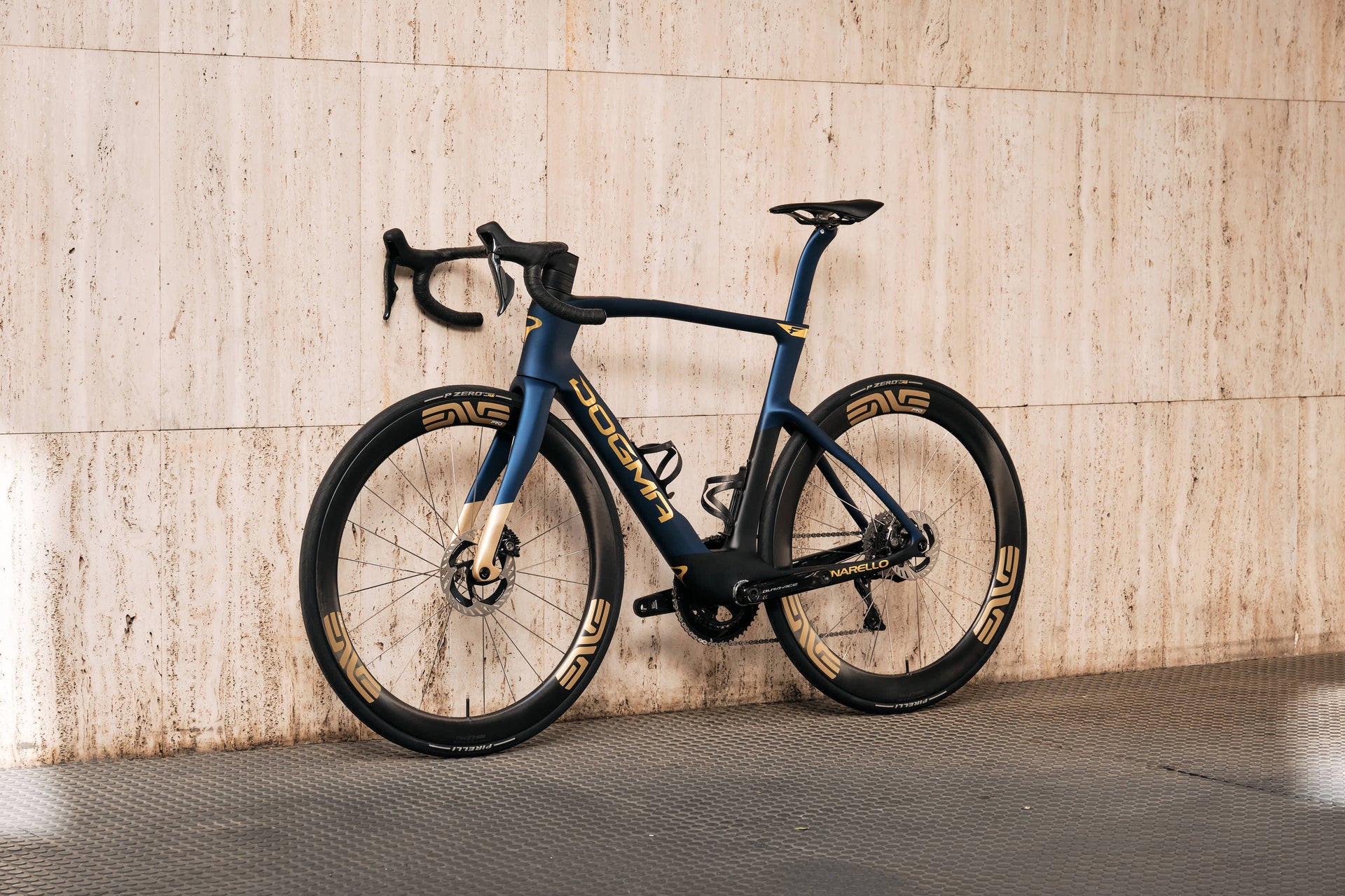 Pinarello Dogma F | Size 575 | Team Q36.5 | Road Bike | Complete bike