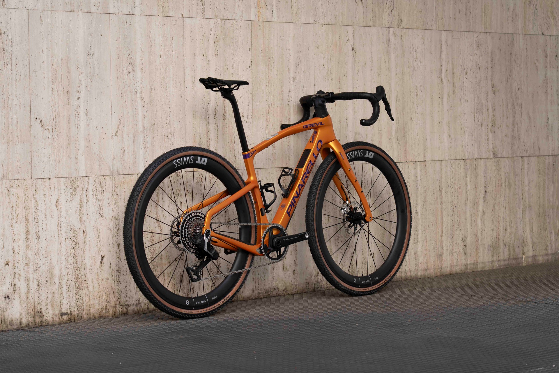 Pinarello Grevil F9 | 470 | Atlas Sun | 8.225 kg complete grevil bike side oblique view