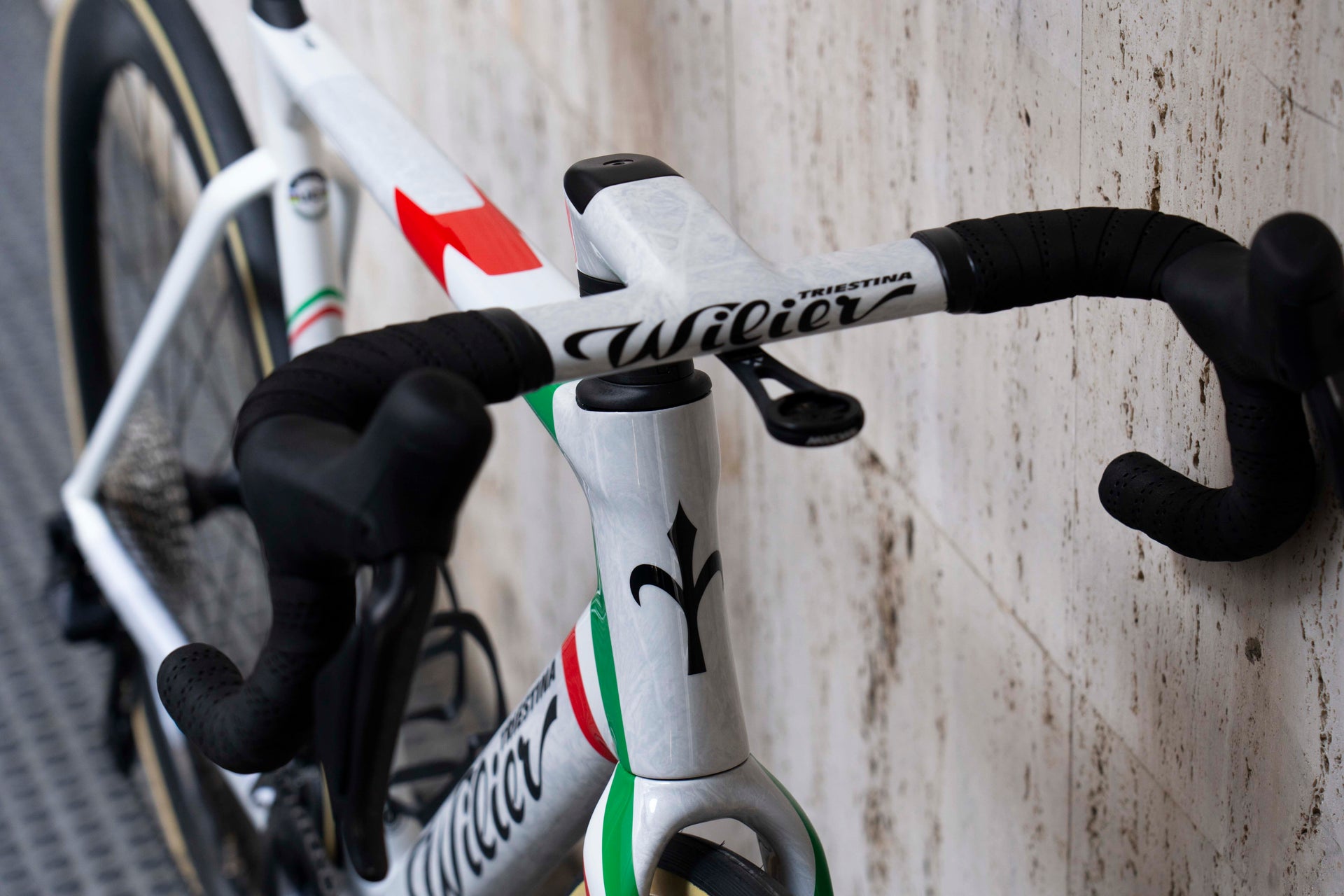 Front-end view of the integrated Filante Bar carbon cockpit and Shimano Ultegra Di2 electronic levers on the Wilier Filante SLR F16 Campione Italiano complete bicycle by Cicli Corsa.