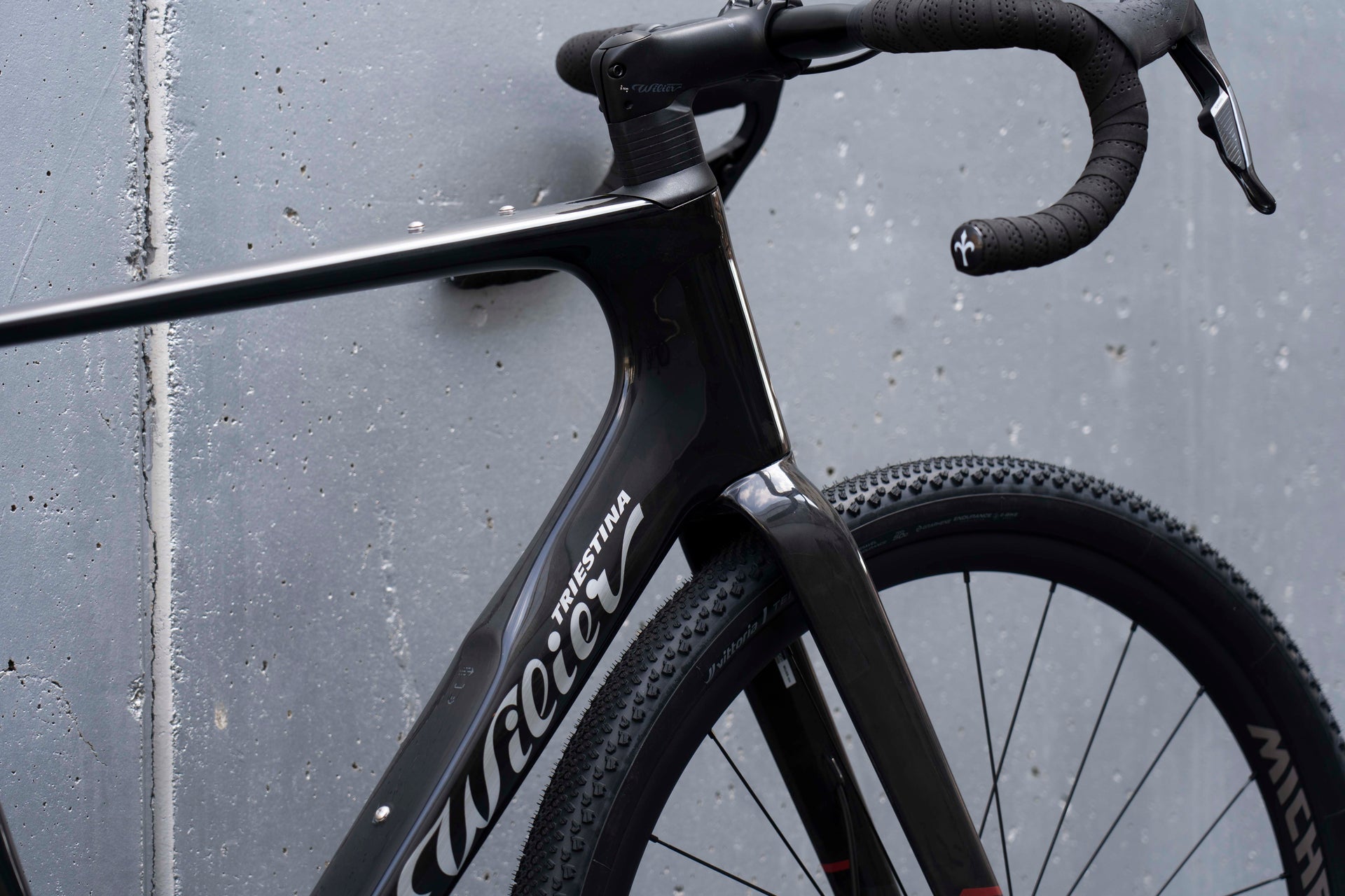 Internal cable routing and integrated aero headset detail on the Wilier Triestina Rave SLR carbon gravel bike by Cicli Corsa.