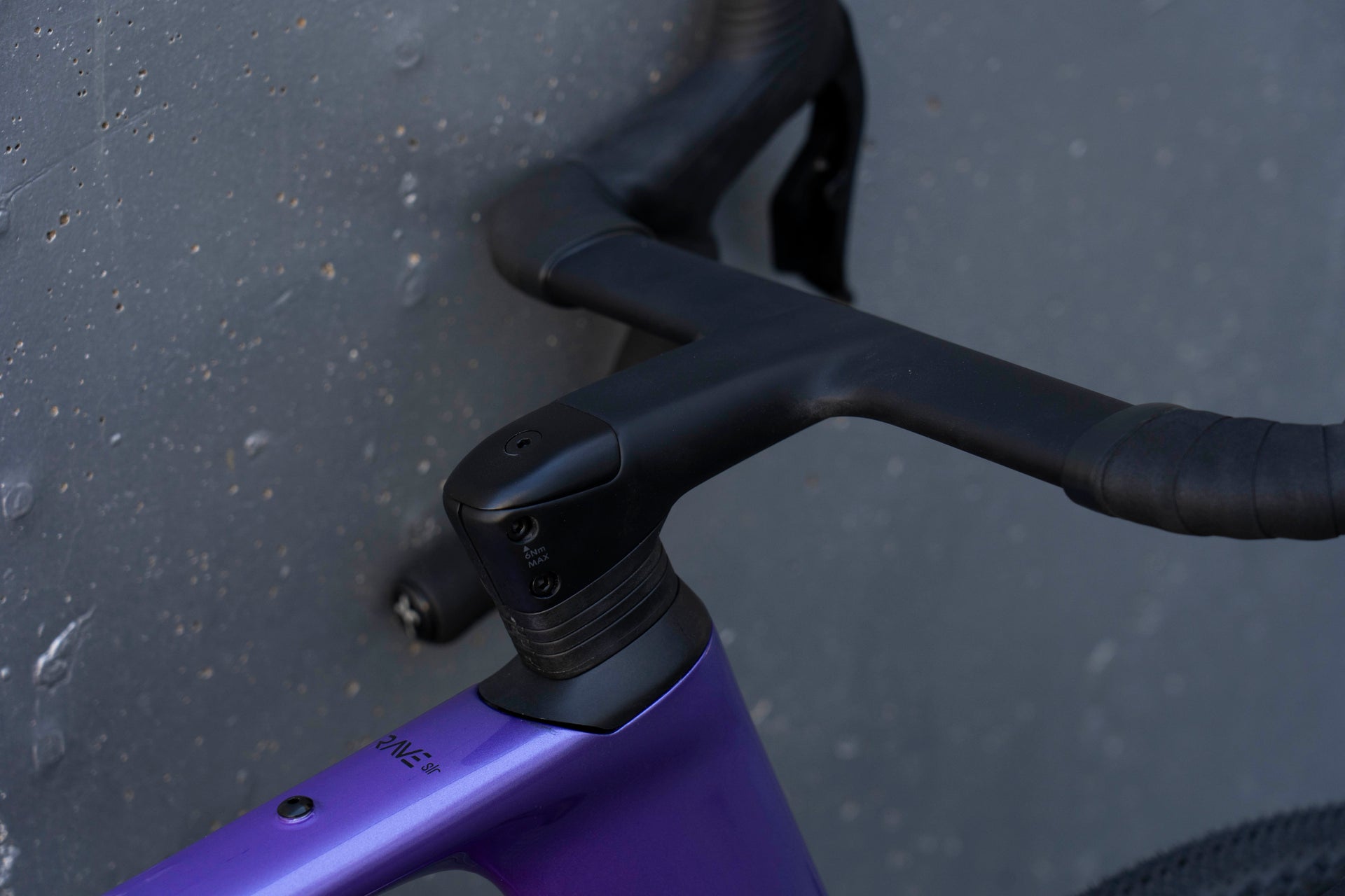 Integrated carbon handlebar on the Wilier Rave SLR complete bicycle by Cicli Corsa.
